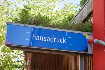 Firmenschild der Druckerei Hansadruck außen